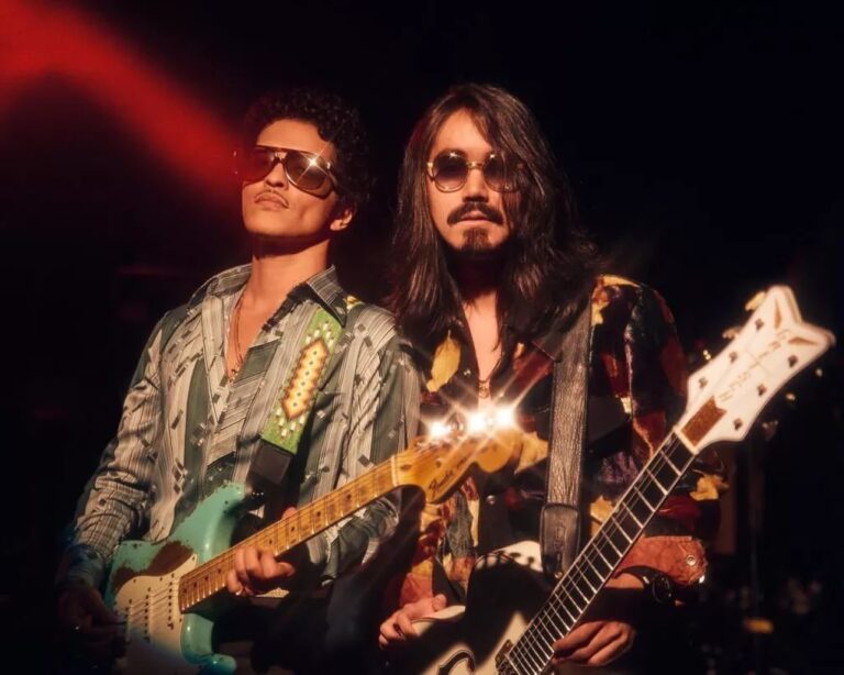 Quem é Mateus Asato, guitarrista brasileiro do Silk Sonic, grandes ganhadores do Grammy?