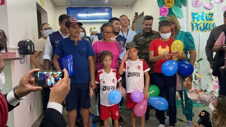 Irmãos que se perderam na floresta amazônica recebem alta após 21 dias internados