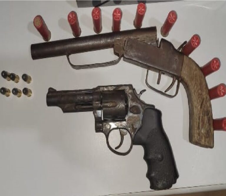 No interior do AC, homens em posse de armas de fogo são presos pela Polícia Militar