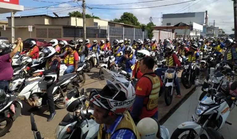 Com fogos, mototaxistas protestam contra pirangueiros em frente à Câmara de Rio Branco
