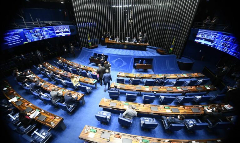 Senado aprova texto-base de PL que fixa teto do ICMS sobre combustível