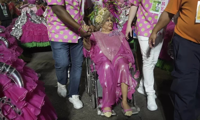 Foliões celebram volta dos desfiles: “A gente espera que nunca mais fique tanto tempo sem vir”