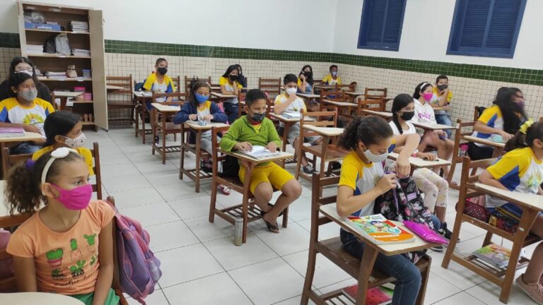 Alunos do interior do AC serão obrigados a cantar hinos pátrios três vezes na semana: “Patriotismo”