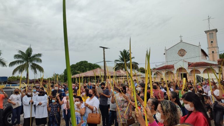 Fotos: Em Sena, Igreja Católica celebra a Missa do Domingo de Ramos