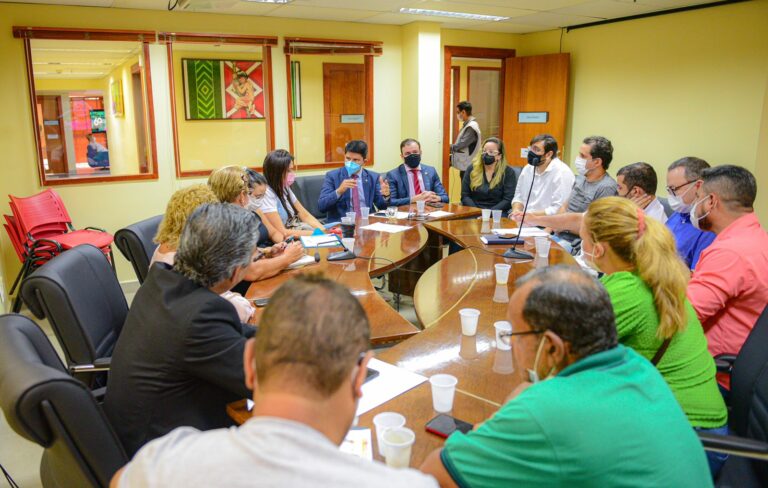 Após redução em plantões de médicos e enfermeiros, sindicatos voltam a protestar na Aleac