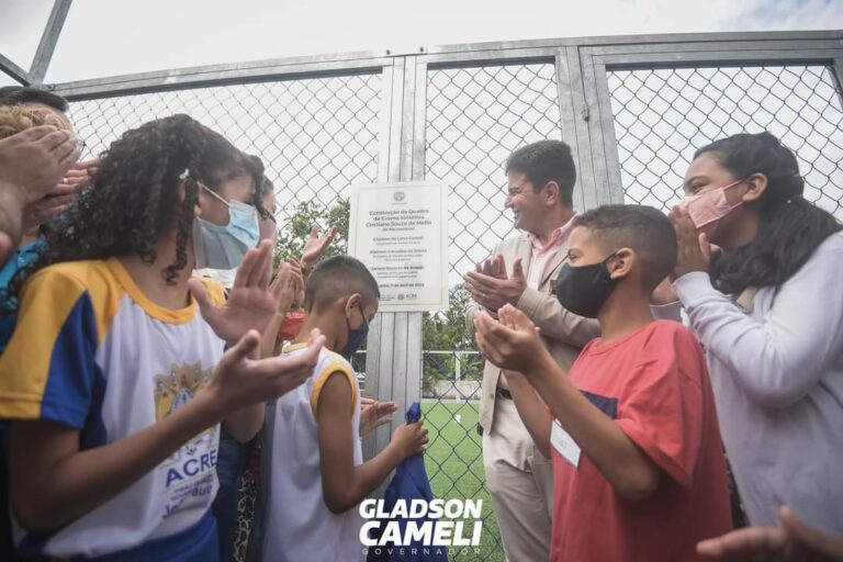 Em abertura do ano letivo, Gladson entrega quadra em homenagem a aluno morto em 2019