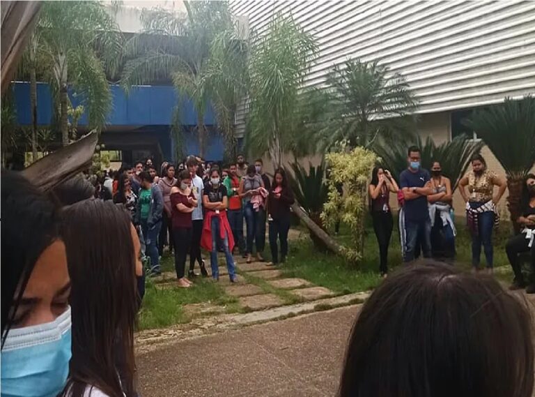 No AC, funcionários da LIQ denunciam salários atrasados e realizam protesto: “Pagando para trabalhar”