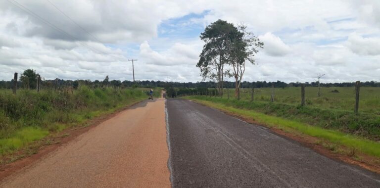 Deracre trabalha no recapeamento asfáltico do Ramal Granada, em Acrelândia