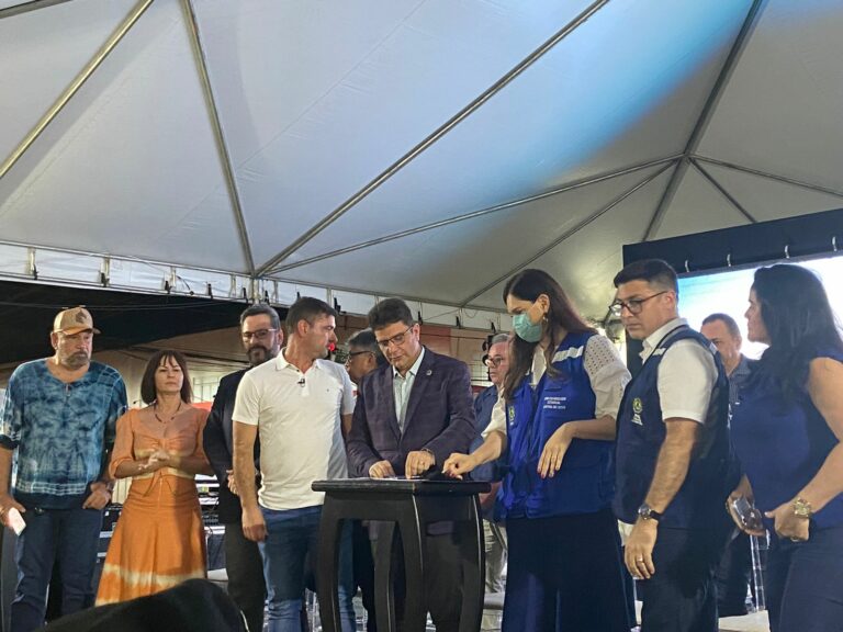 Governador anuncia construção de maternidade em Rio Branco e assina 5 ordens de serviços