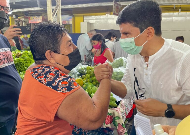 Jenilson toma café da manhã no Mercado e ouve demandas de comerciantes e consumidores