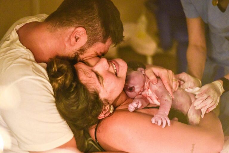 Miss Acre e influencer compartilha parto humanizado e emociona seguidores; assista