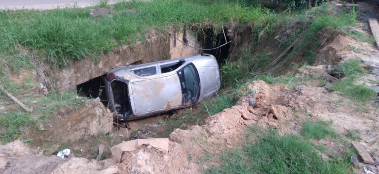 Motorista perde de controle de veículo e cai em ribanceira na Avenida Brasil, em Sena Madureira