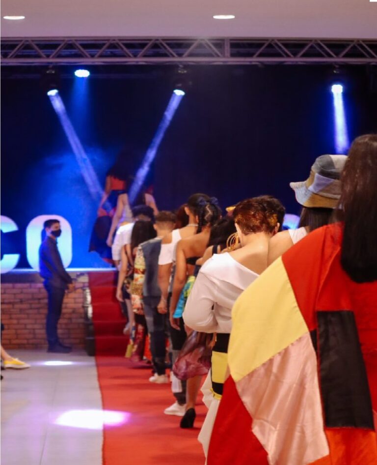 Bióloga promove primeiro desfile de moda no AC com reutilização de tecidos tingidos de forma natural