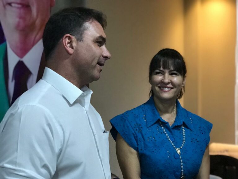 “Mulher firme, que gosta de ir para as ruas”: senador Flávio Bolsonaro rasga elogios a Marcia Bittar