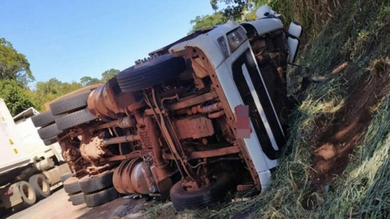 Acidente entre carretas na BR-364, em Mato Grosso, deixa um morto