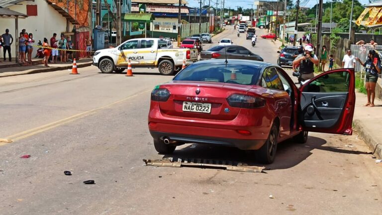 Vídeo: motociclista colide contra carro e é atropelado em seguida; ele estaria participando de racha
