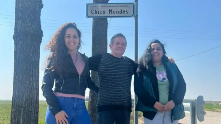 Por amor ao Brasil, italiano batiza a própria rua com nome do acreano Chico Mendes