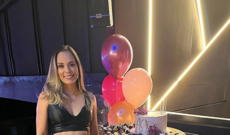 Com look deslumbrante e ao lado de família e amigos, Ana Karla Pinheiro comemora 32 anos; veja cliques!