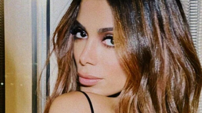 Anitta improvisa em coreografia de nova música e surpreende com look chamativo