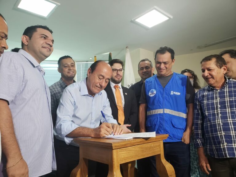 Bocalom sanciona novo PCCR em solenidade na Prefeitura de Rio Branco: “Fizemos justiça salarial”