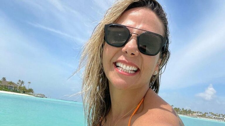 Carla Perez impressiona fãs e ostenta corpão em foto de bíquini; veja cliques