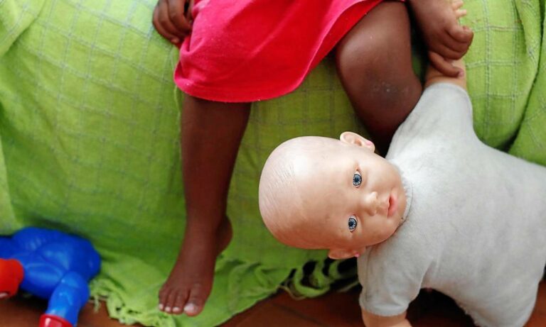 Criança é encontrada abraçada aos avós assassinados no interior do Ceará