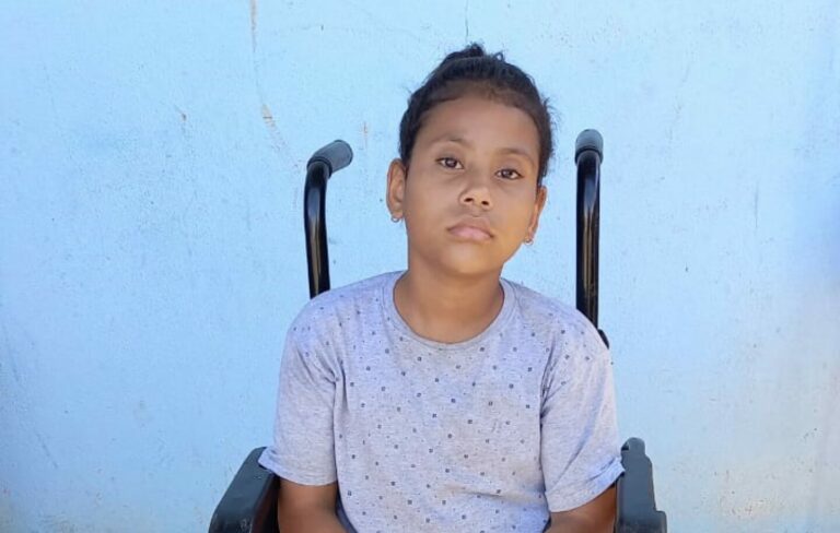 No AC, mãe pede ajuda para reformar cadeira de rodas da filha com hidrocefalia e ir à escola