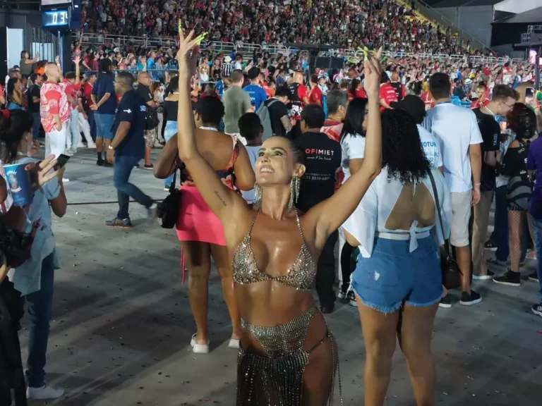 Juliana Paes, Rafa Kalimann, Deborah Secco e mais famosas desfilam barrigas chapadas pela Sapucaí; veja fotos