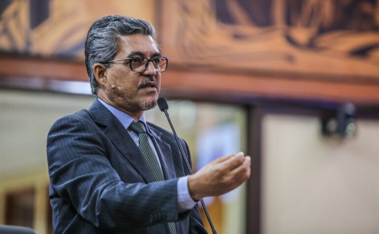 Edvaldo diz que quase 1 mil professores permutados para prefeituras no AC não receberam auxílio