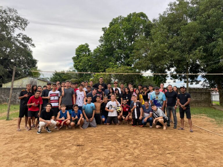 Jogador Falcão visita projeto social Quintino Esporte Clube em Sena Madureira