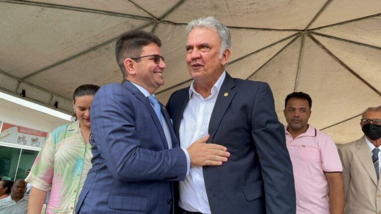 Gladson e Petecão deixam desentendimentos de lado e trocam abraços no aniversário de Tarauacá