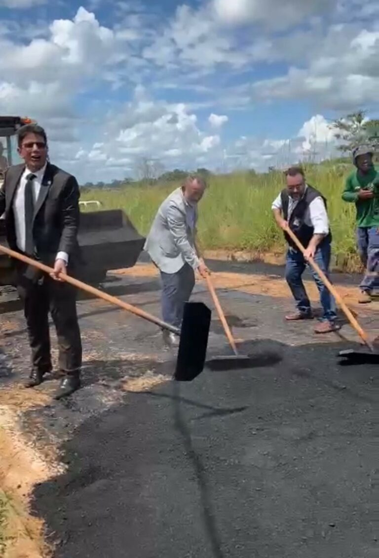 Gladson, Padeiro e Petrônio colocam mão na massa e espalham asfalto por rua no Bujari