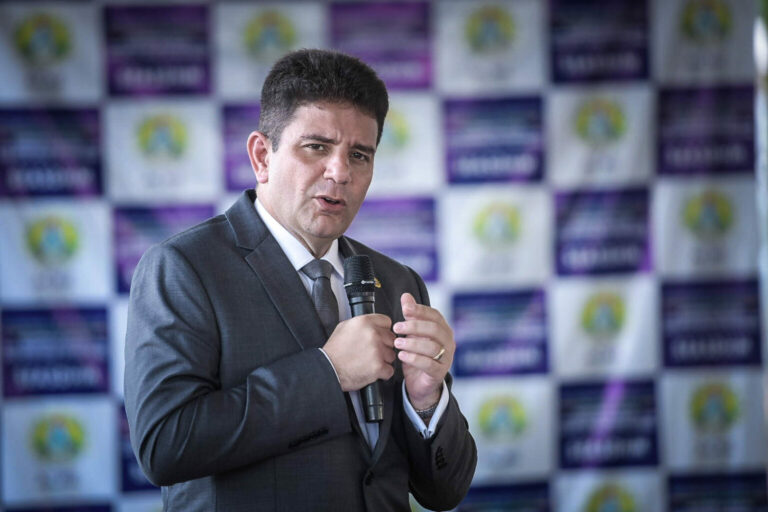 Mudanças: Gladson nomeia seis e exonera oito comissionados no Governo