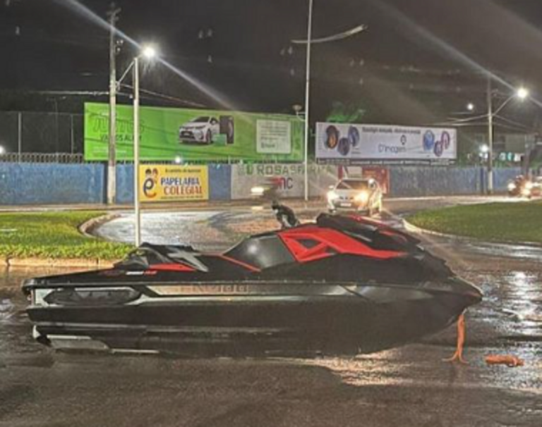 As motos são como os jets skis? Em plena rua da cidade, jet ski faz sucesso e rende memes