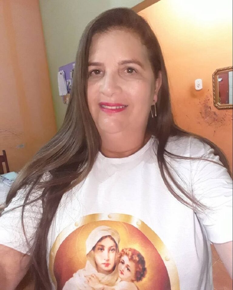 Mulher que paga promessa há mais de 30 anos em procissão relembra graça recebida: “Questão de saúde”