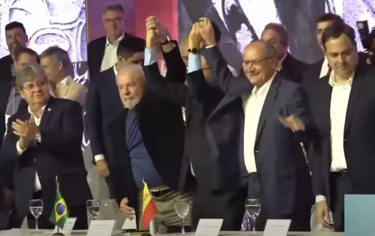 ‘Isso chama-se política’, diz Lula ao justificar aliança com Alckmin na abertura de congresso do PSB