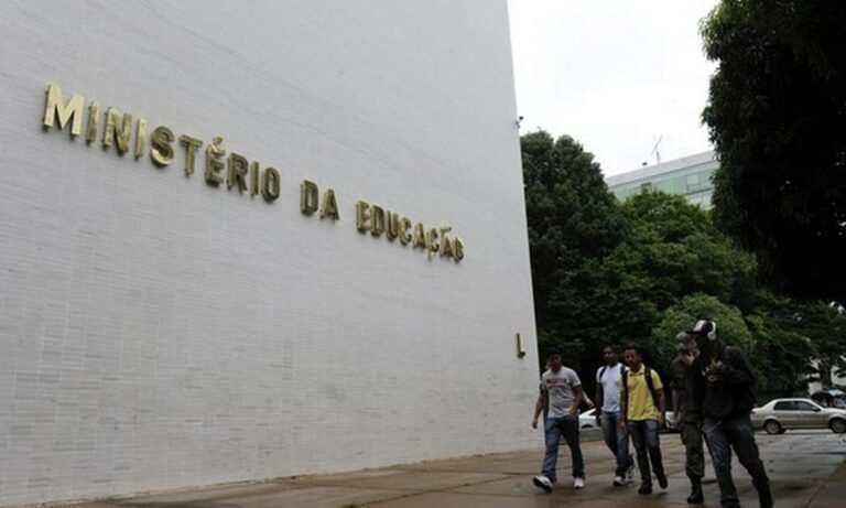 Gasto com educação recua pelo 5º ano consecutivo e é o menor em dez anos, mostra levantamento