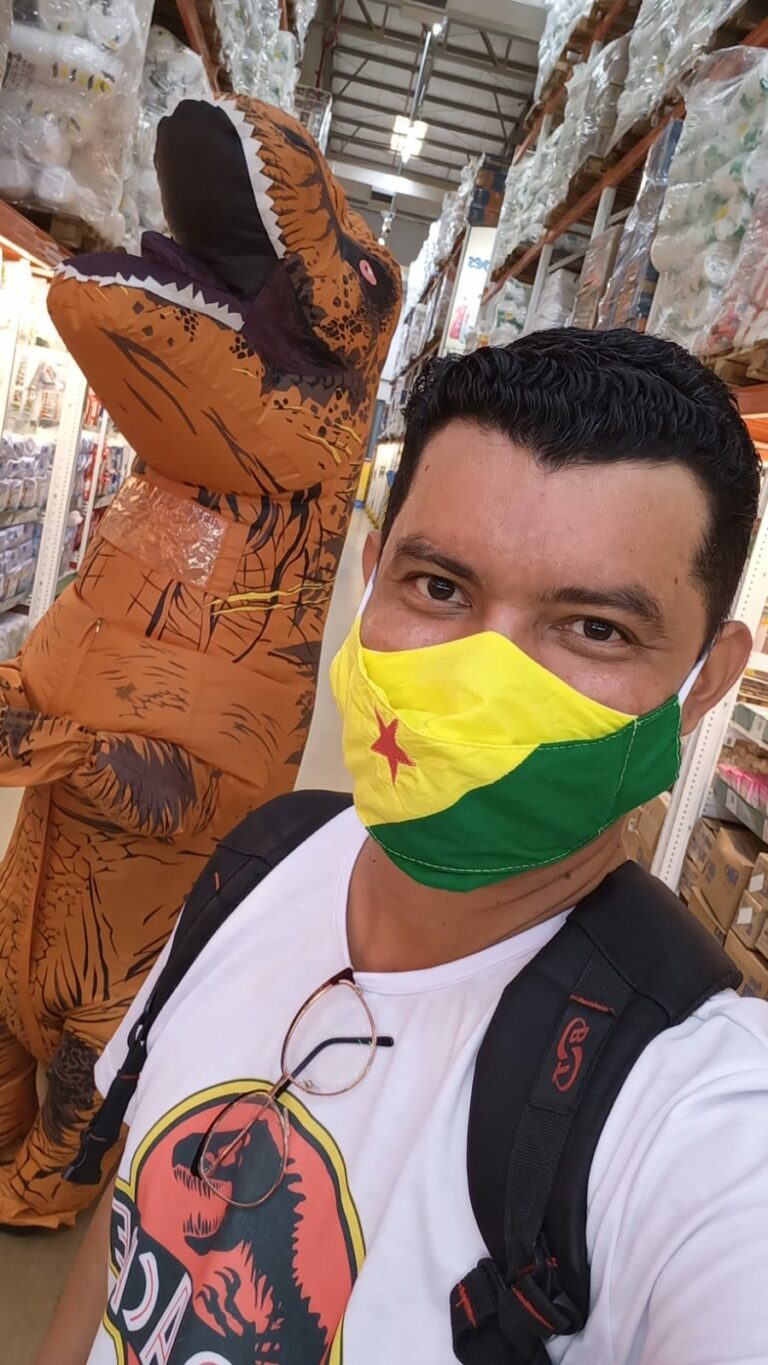 No Acre, ‘dinossauro’ é pré-candidato por partido cristão: “Por trás da fantasia existe uma pessoa séria”