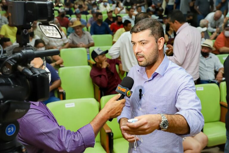 Durante assinatura do decreto que reduz o imposto sobre a venda do bezerro, Nicolau diz: “O agronegócio é a saída para o Estado crescer”