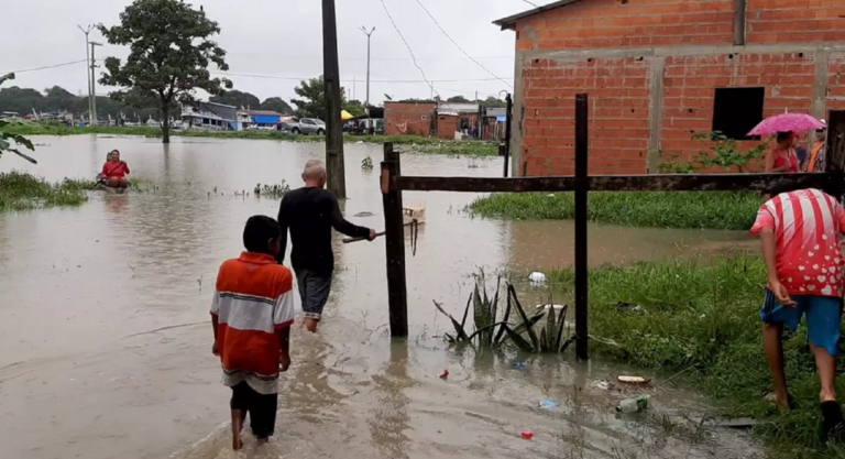 Chuva alaga ruas de Parintins e famílias ficam desabrigadas