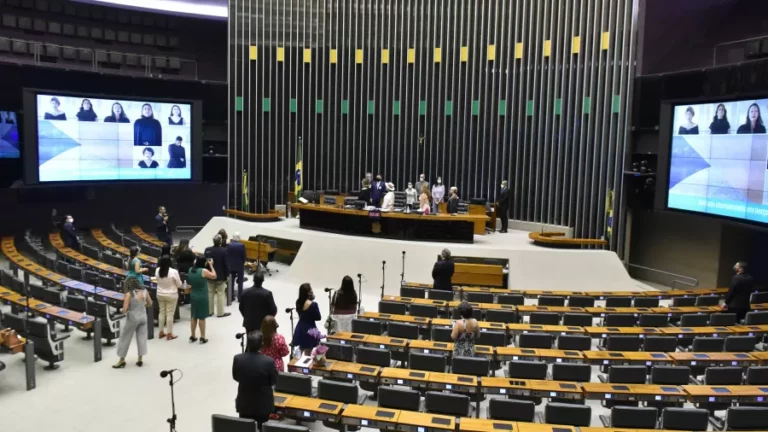 Sob Bolsonaro, PL vira maior partido da Câmara na janela partidária