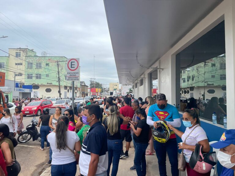 Servidores da Educação municipal protestam em frente à Câmara de Rio Branco