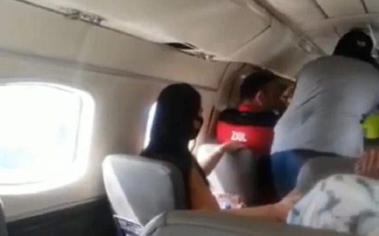 Em pleno voo, táxi aéreo abre porta no interior do Acre e passageiros precisam segurá-la durante viagem