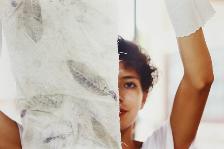 Ecoprint: no Acre, pesquisadora faz estudo sobre impressão em tecido com folhas e galhos