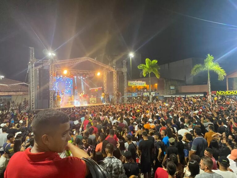 Shows de Wanderley Andrade e banda Rabo de Vaca levam 10 mil pessoas para praça de Cruzeiro do Sul