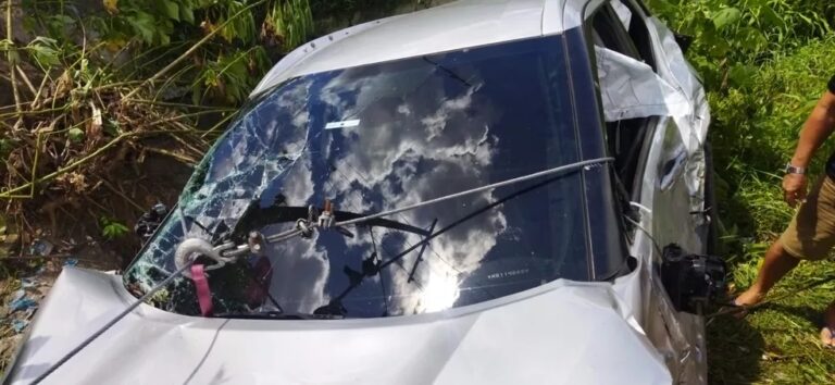 Carro cai em igarapé após colidir contra caminhão baú