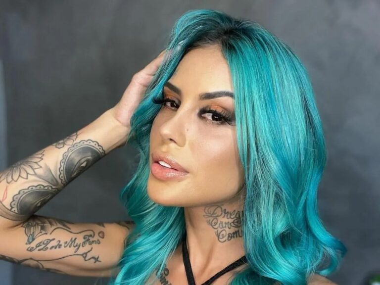 Tati Zaqui anima internautas com selfie em frente ao espelho: “Estão gostando?”