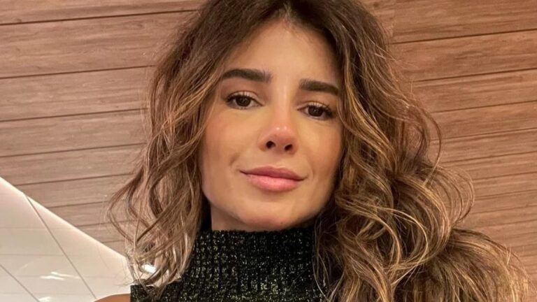 Paula Fernandes surge elegante com look vermelho