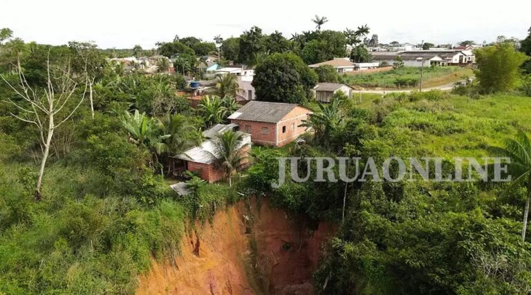 Família teme tragédia com aumento de cratera em bairro de Cruzeiro do Sul