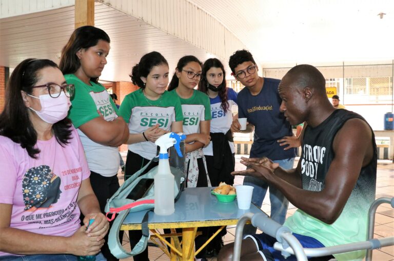Alunos do SESI visitam casa de passagem de imigrantes em Rio Branco